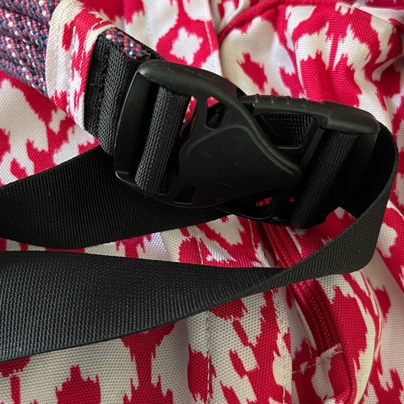 KAVU Rope Sling Bag in a Pink Blot/Red/ White Geometric Pattern. - Picture 4 of 6